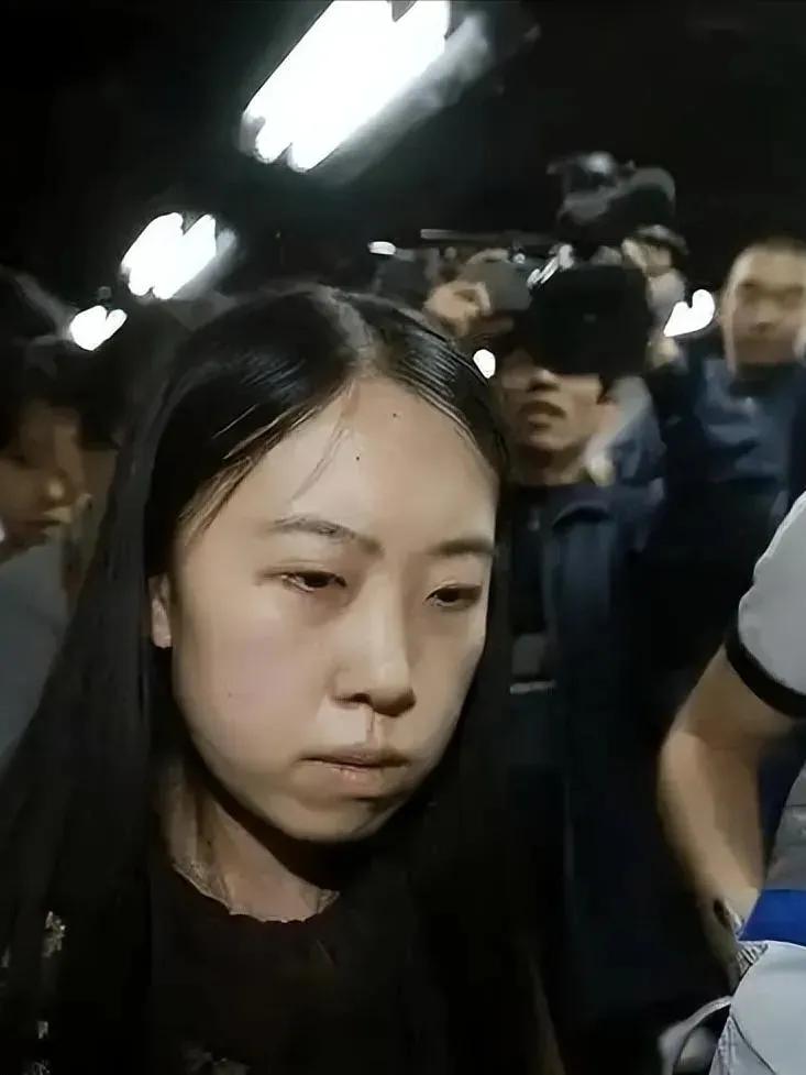 2007年，杨丽娟的爸爸从香港跳了海。起因是女儿追刘德华，追了十几年。今