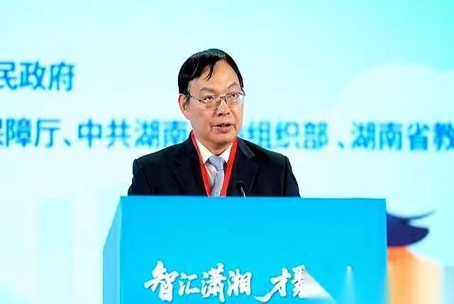 刷到一个新闻,给我看精神了。一个7000多亿资产的国企大佬,湖南高速集团,董事