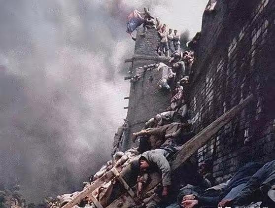 1938年4月，台儿庄一名代理县长，在尸横遍野的战场上捡了十几马车武器：那上千支