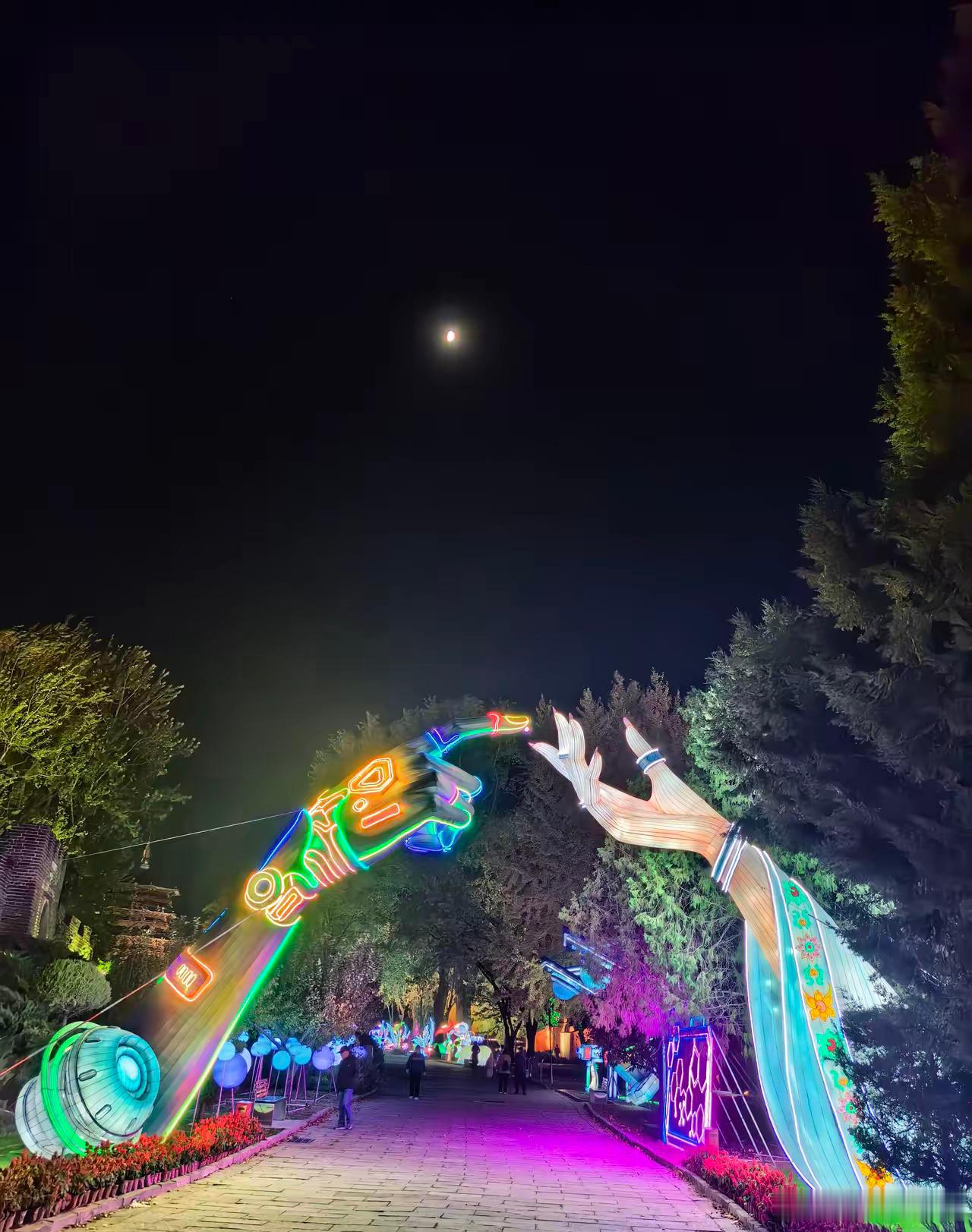 A股亏损超十亿的房企有多少？1.万科A，2025前三季度亏损280.16亿元；2