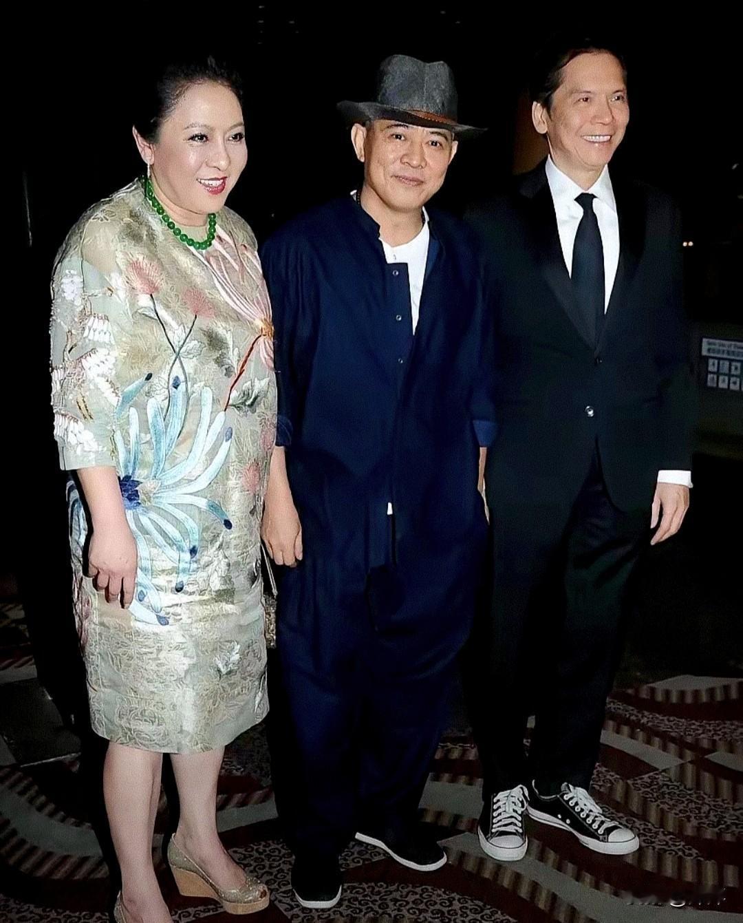 李连杰和向华强、陈岚，早已不只是娱乐圈的合作伙伴，而是历经风雨的生死之交。当年李