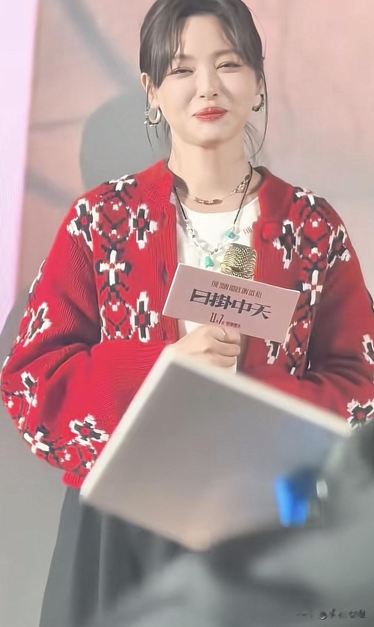 万万没想到，全网现在最感动的不是她的影后奖杯，也不是她的新片爆火，而是她老家鹤岗