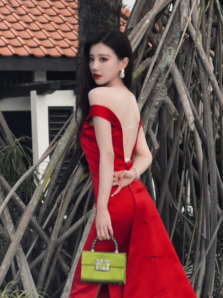 🪩红配绿不再是穿搭禁区！微博文化交流之夜王鹤润从容演绎撞色美学，自带妩媚气场，