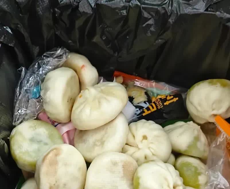 陕西，一名女子发现小区附近的一家早餐店，老板将热气腾腾的包子扔在垃圾桶。这些包子