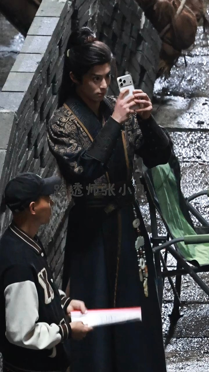 我不行了这个王鹤棣和代拍真成彼此的摄影师了！！还大喊让代拍老师出来配合他一下王鹤