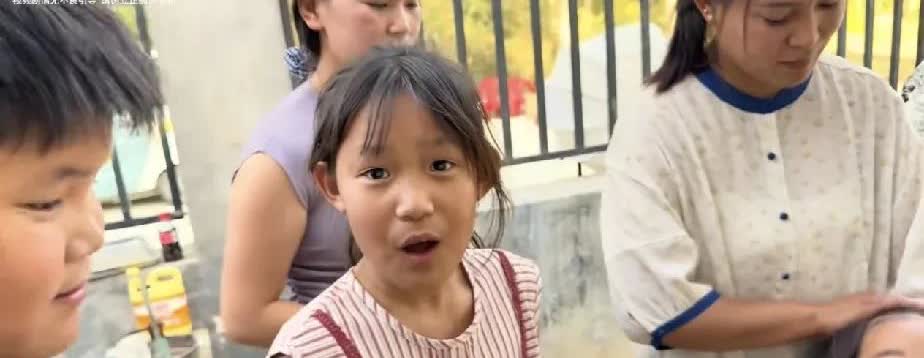 阿杜的女儿小依依的眼睛不知何时变得红肿起来，好像是被蚊虫叮咬留下的痕迹。阿杜的心