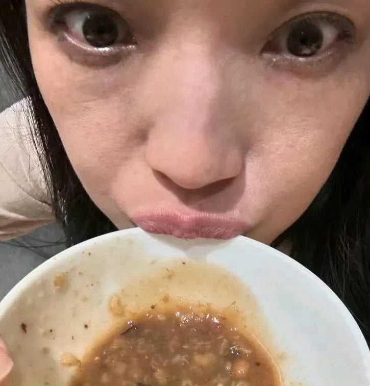 舒淇这是怎么了？竟然素颜，照片分享给我们，一脸雀斑，竟然还喝粥，吃迷你汉堡，粉底