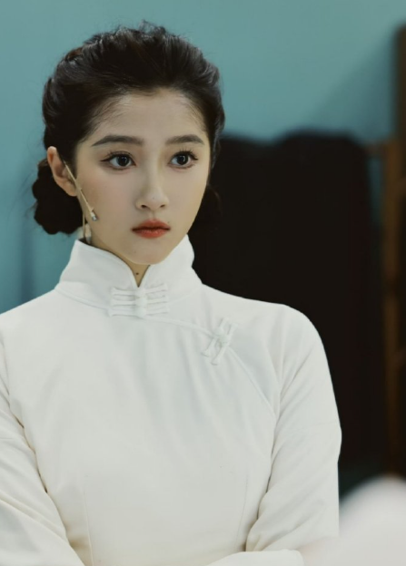 关晓彤话剧造型，不愧是国民女儿，真的好有年代感。​​​