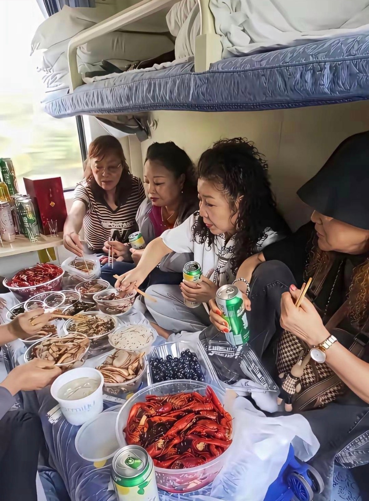 在火车上聚餐素质呢？