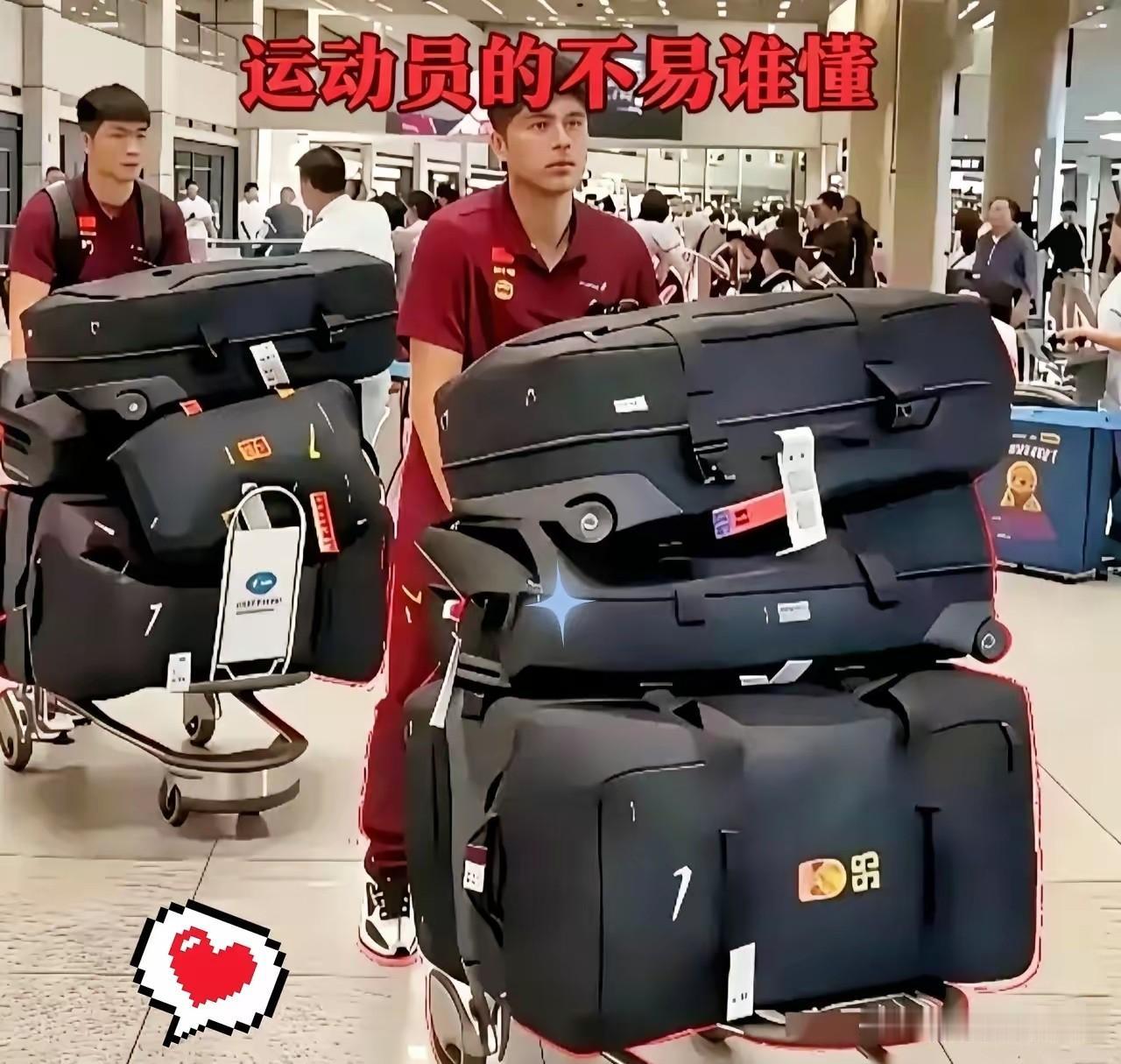 刚刷到国足机场出征的实拍照片，说实话，看完我当场愣住。其他国家队外出踢客场