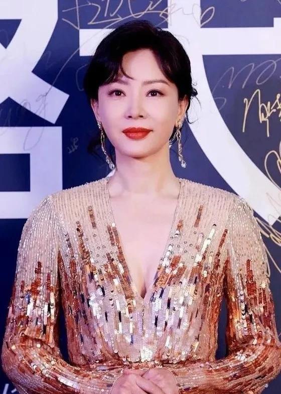 陈数身着闪耀金裙，深V设计勾勒傲人曲线，精致妆容与优雅姿态相得益彰，每一个眼神都