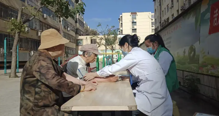 任城区济阳街道南门社区开展“健康进社区”暖心义诊活动
