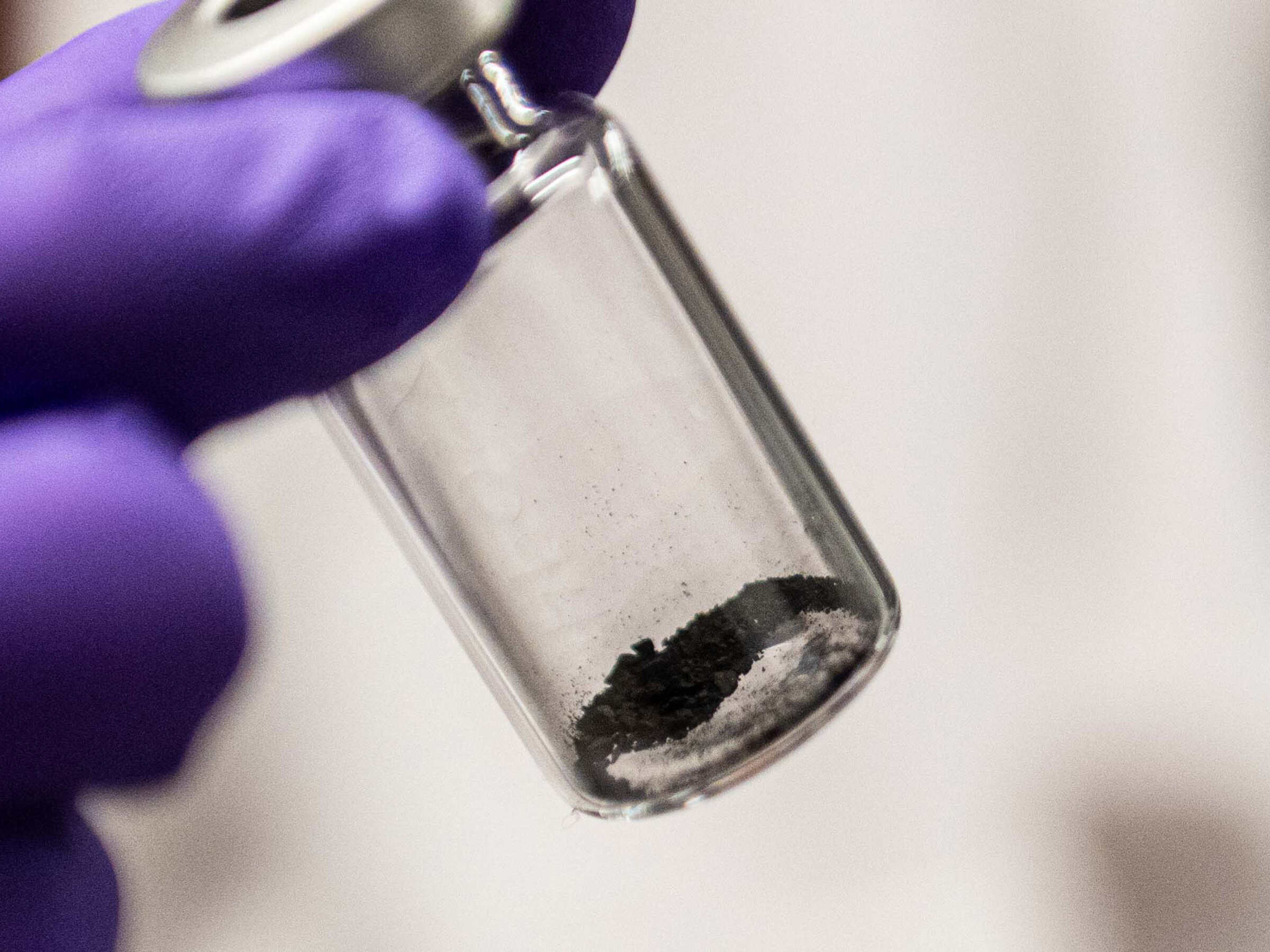 2023年9月，一个来自太空的密封舱砸进了美国犹他州的沙漠。里面装着NASA的冥