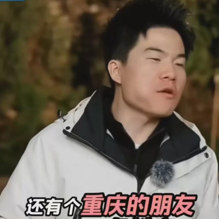 昨晚董宇辉直播时，他说无意中刷到一位重庆朋友。她的视频文案是：“我出门下楼去菜