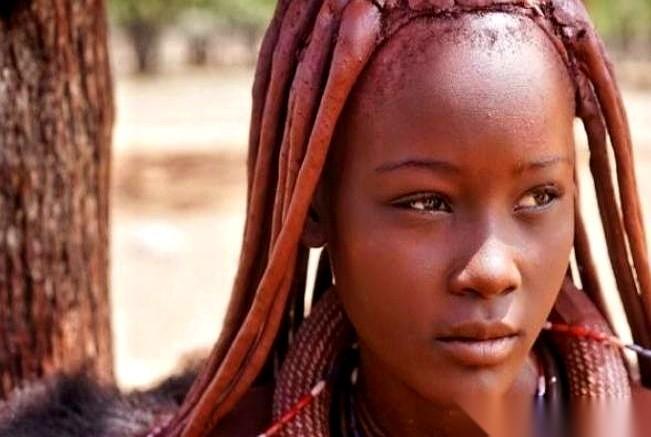 非洲有个红泥族部落，男人平均活不过15岁，他前脚刚咽气，后脚亲弟弟就得住进他家，