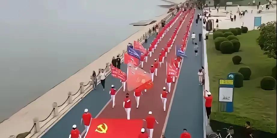 疯了，简直是疯了！辽宁暴走团不但没有收敛的迹象，反而和全社会杠上了。这次直接故