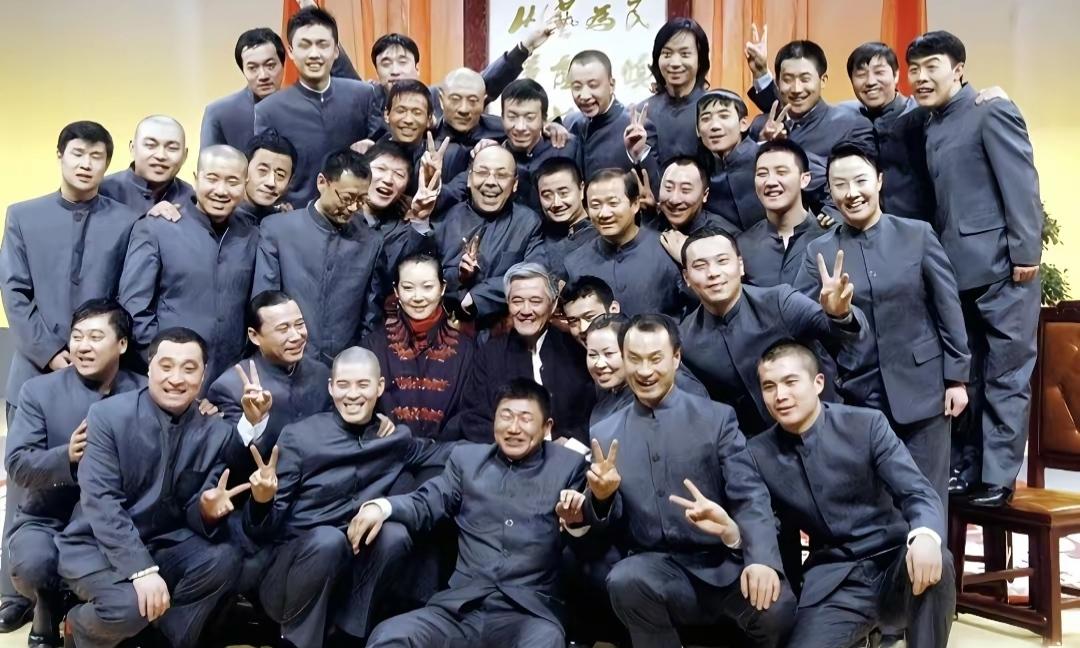 2001年前后，赵本山开始更系统地从民间二人转舞台寻找演员。那年举办的“本山杯”