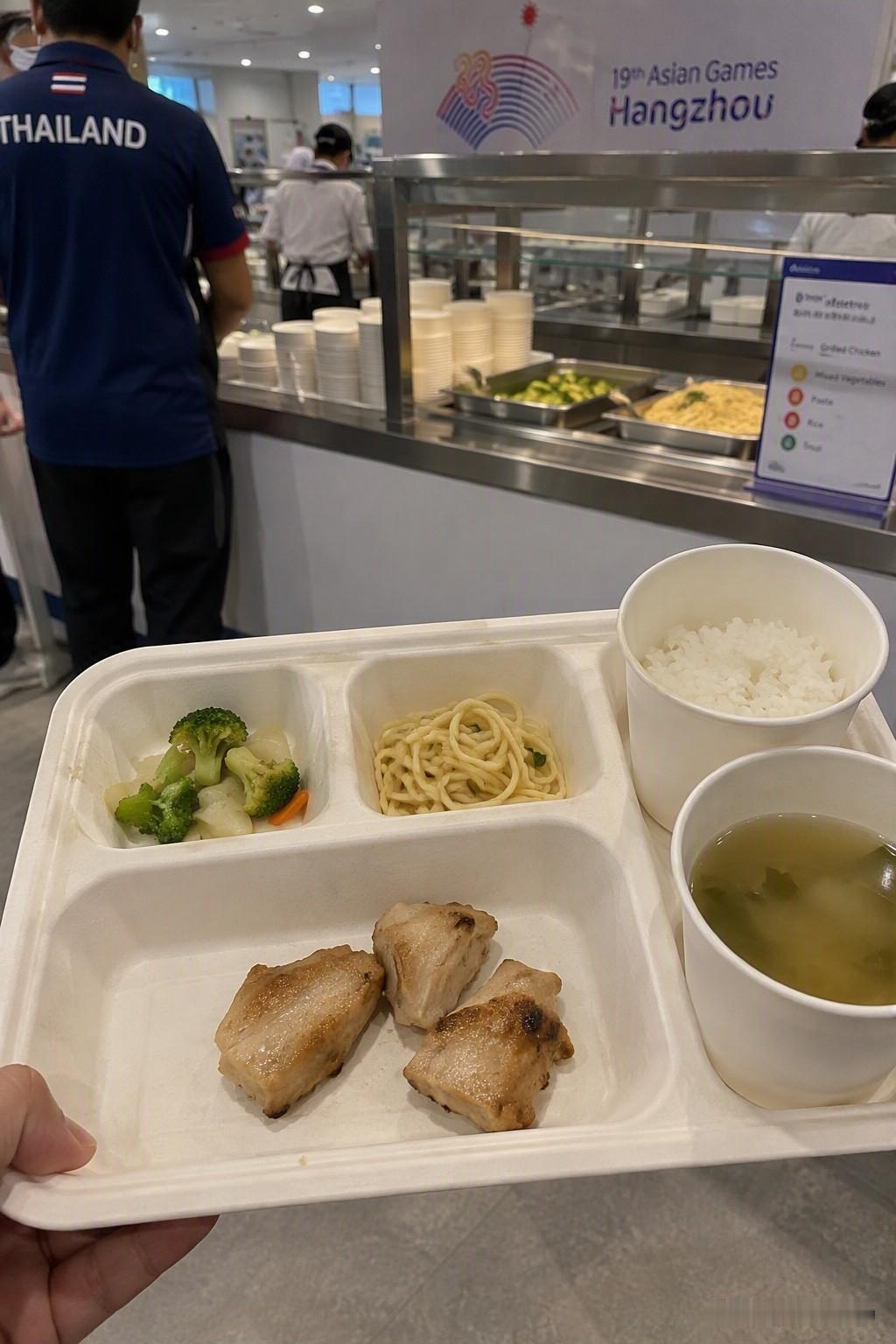 亚运会运动员的午餐能有多“精致”？3块鸡肉，一点面食，一份蔬菜。米饭和汤分别