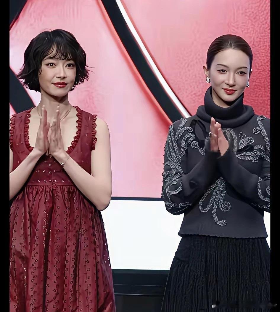 这张合照太逗了，全靠金晨和宋茜的脸在撑，两个人的衣服都很拉垮，看着有股中年妇女的