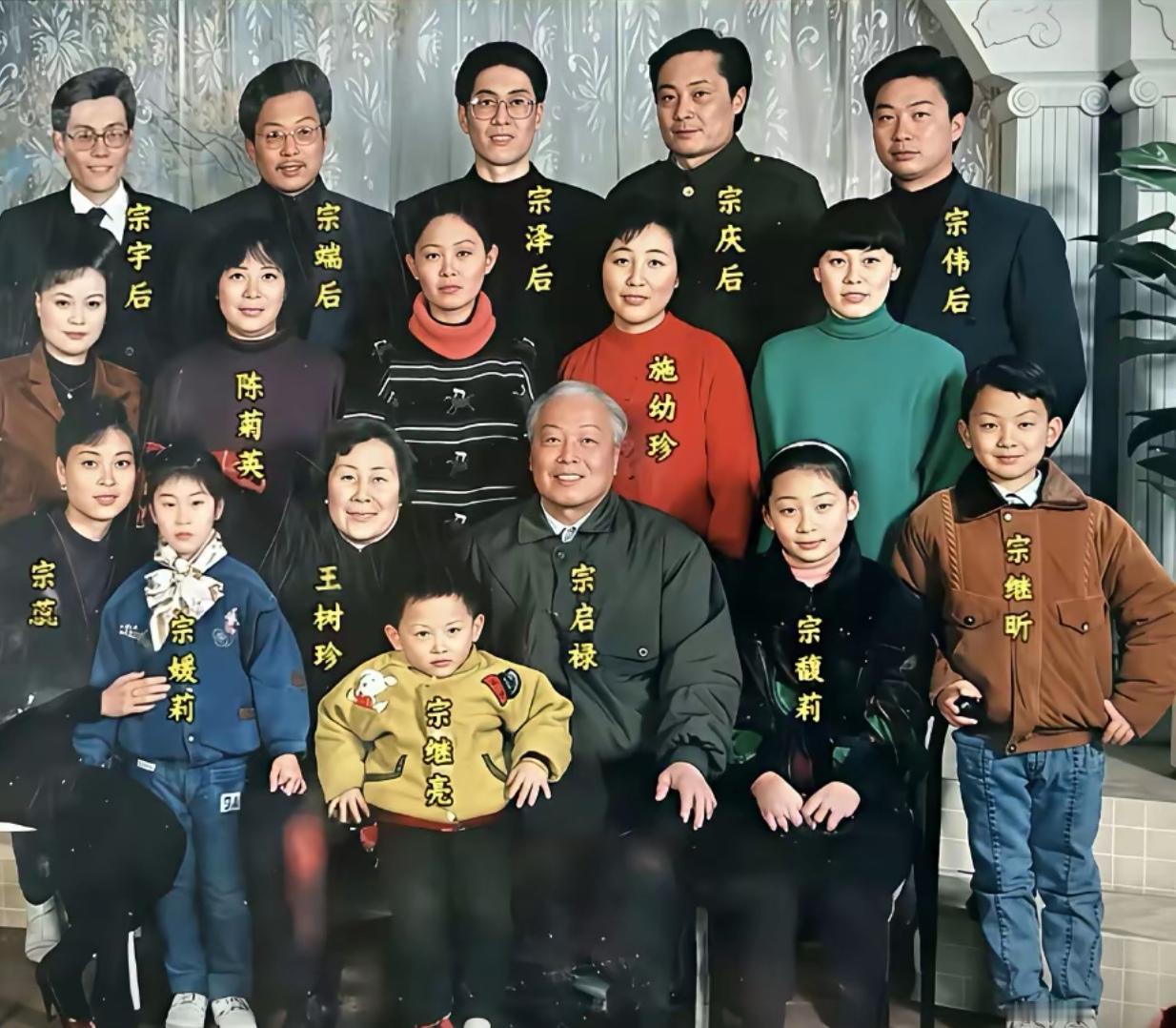 这是一张既普通又不普通的老照片！谁能想到几十年后这里面出了一位首富，又有谁能想