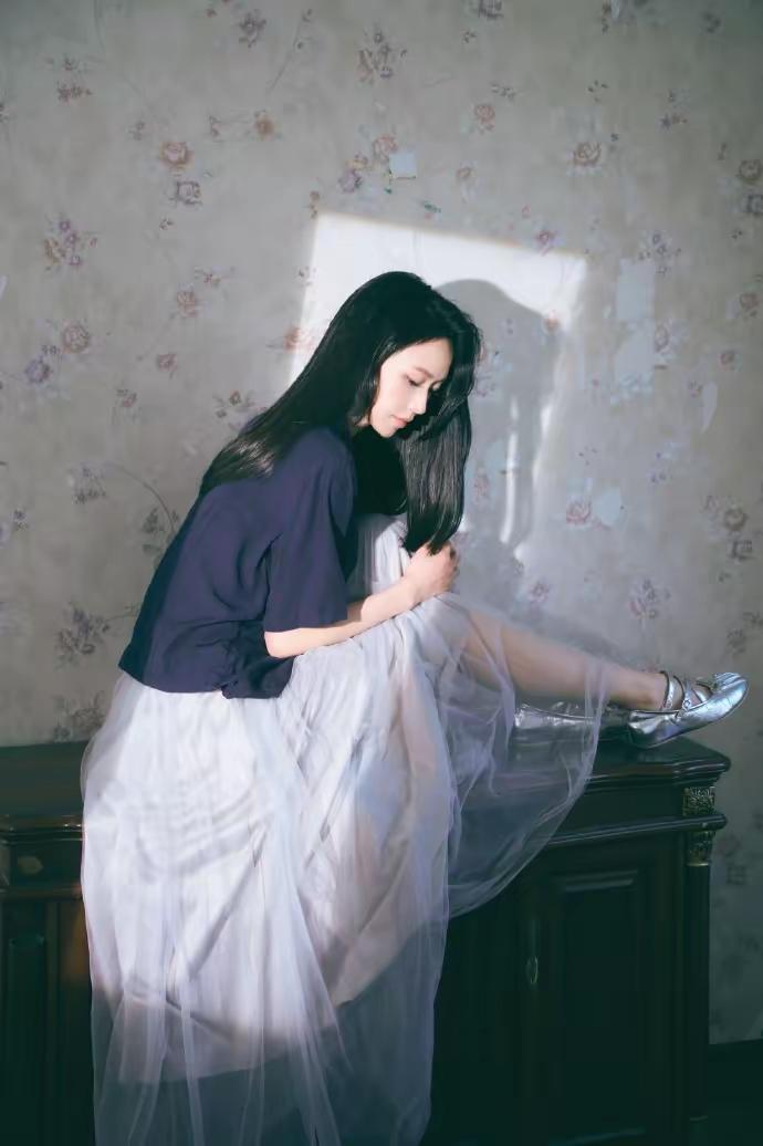 写真系列/气质高雅的美女以舞蹈角色在休憩片刻时的角度拍摄，文静秀气舞蹈写真照独