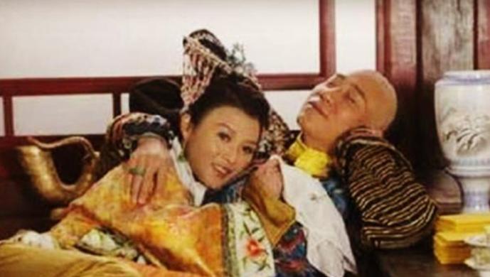 清代敬事房有一条铁律：嫔妃年满五十，名字从侍寝名册上永久划掉。这不是哪个皇帝心狠