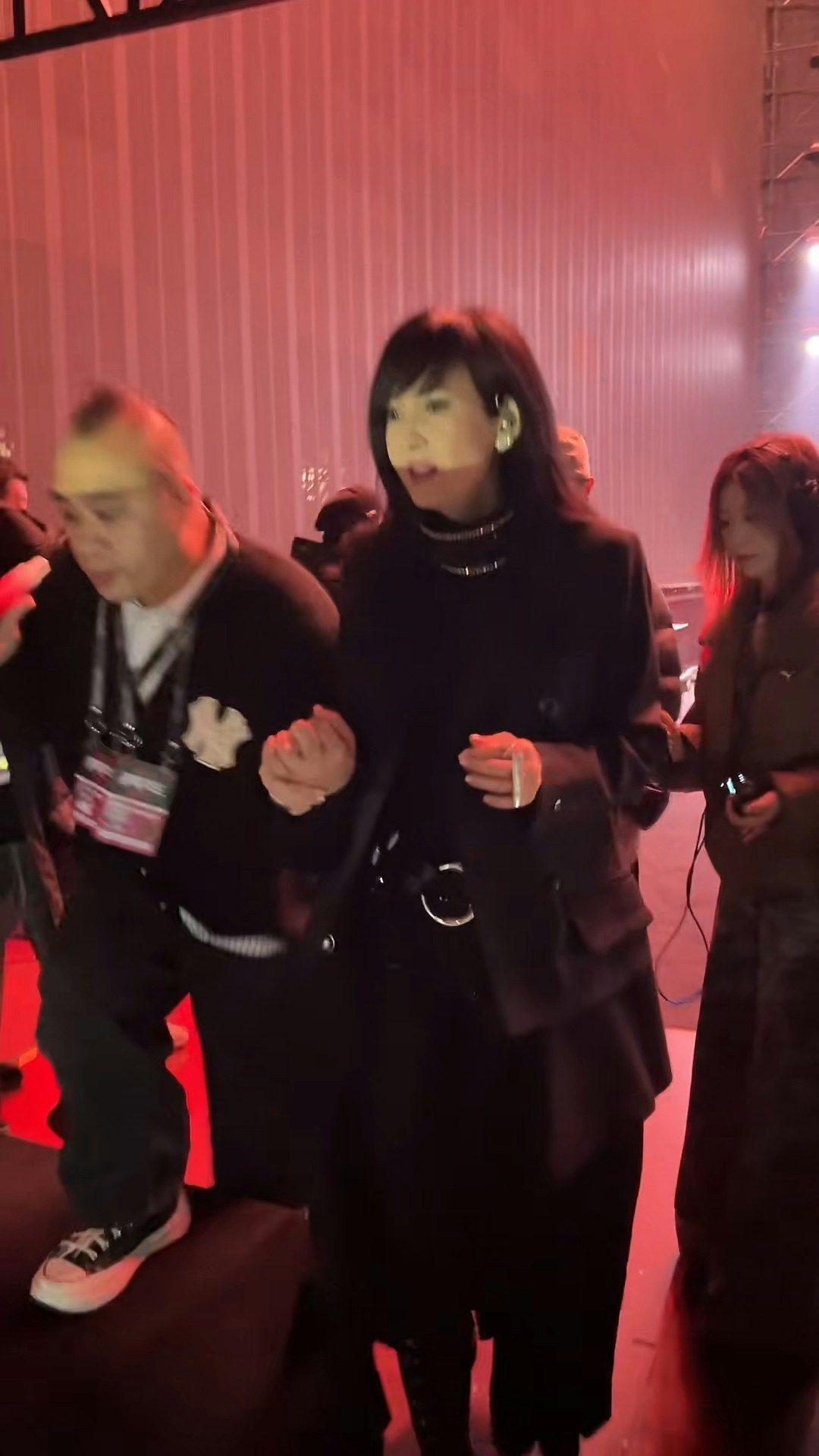 网友拍到周慧敏在赣州演唱会后台整个人都懵了，死死抓着男助理的手慢慢挪，跟以前那个