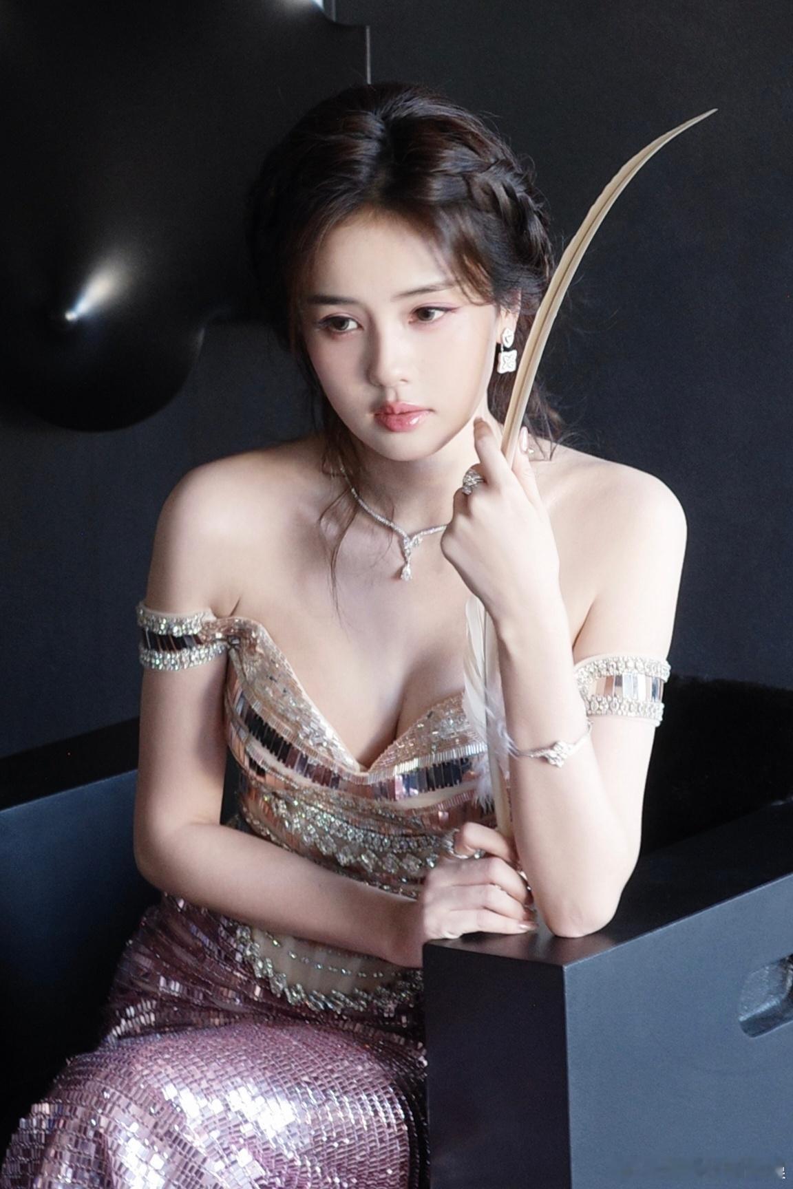 白鹿跟小时候有什么区别从小美到大的白鹿，期待女神闪耀芭莎之夜✨