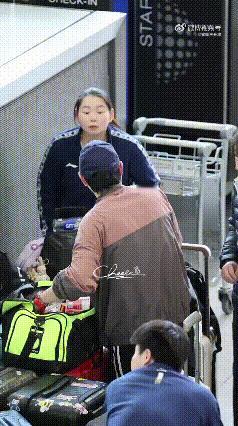 出国比赛确实不容易，邱贻可包里揣了大半袋泡面，为的就是比完赛能吃上一口热乎的