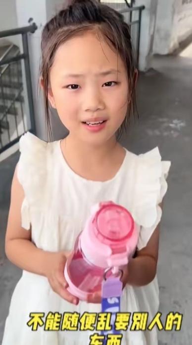 “这就是教育的意义！”河南，一小女孩把老师拉到走廊，说：帮我把这个水杯给我同桌吧