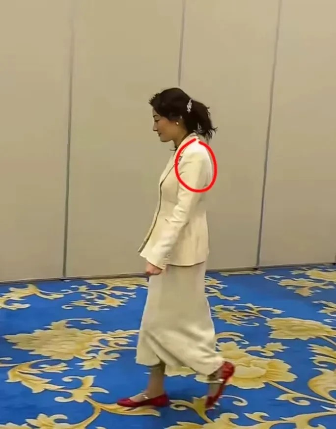 宗馥莉哪里都很好，但她有个缺点可能永远也改不了了，那就是她走路习惯性驼背。