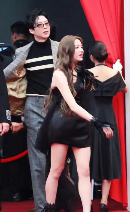 刘宇宁今天完全大哥来的刘宇宁星光大赏红毯一出场，直接就是“大哥出街”的气场。格