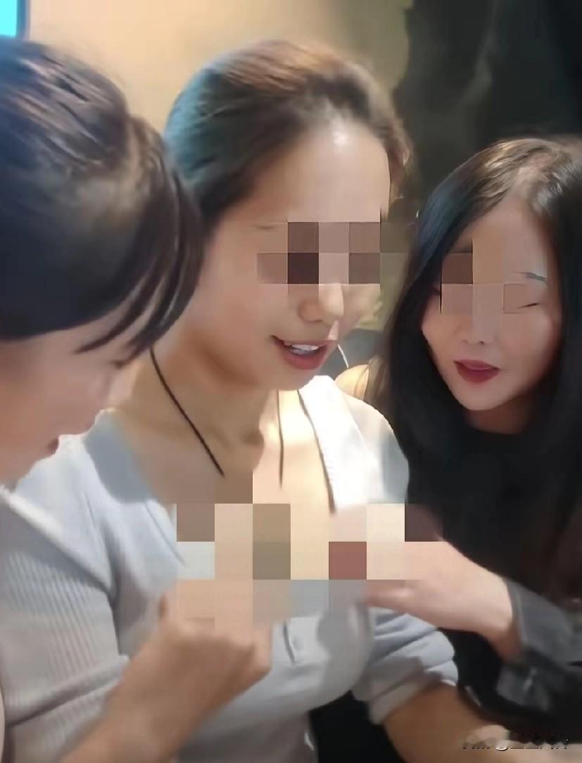 网上拍那个“我看见，一座座山，一座座山川”的梗的女人，网友吐槽其又当又立，让人看
