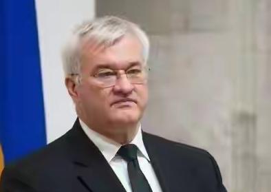 乌克兰敦促欧盟赶紧“打钱”，网友们目瞪口呆！当地时间4月14日，乌克兰外长瑟