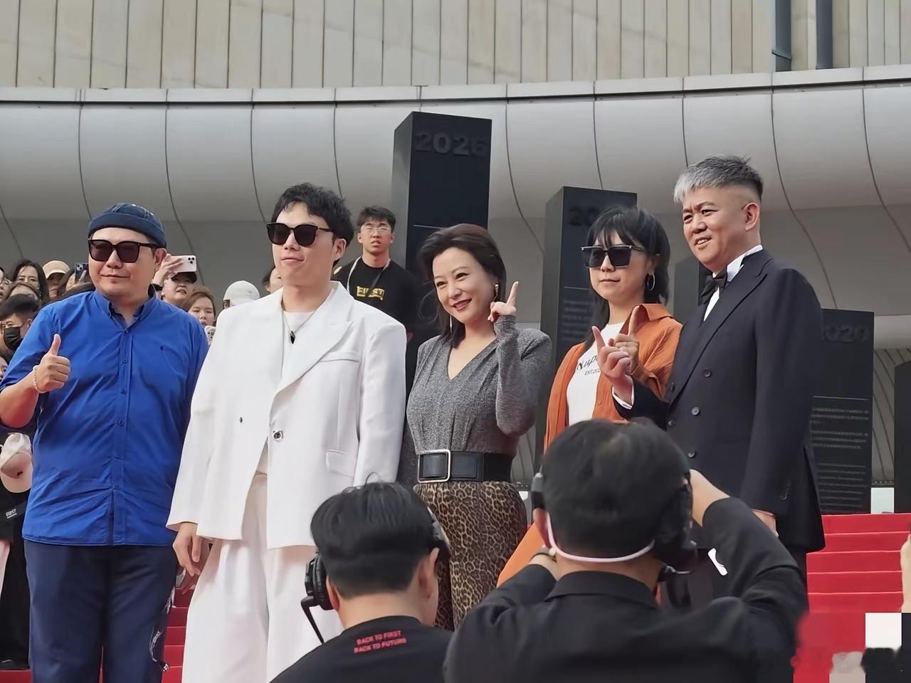 看到郝蕾在红毯上的穿搭，瞬间明白这么多年过去，为什么大家还是这么喜欢她！不是因为