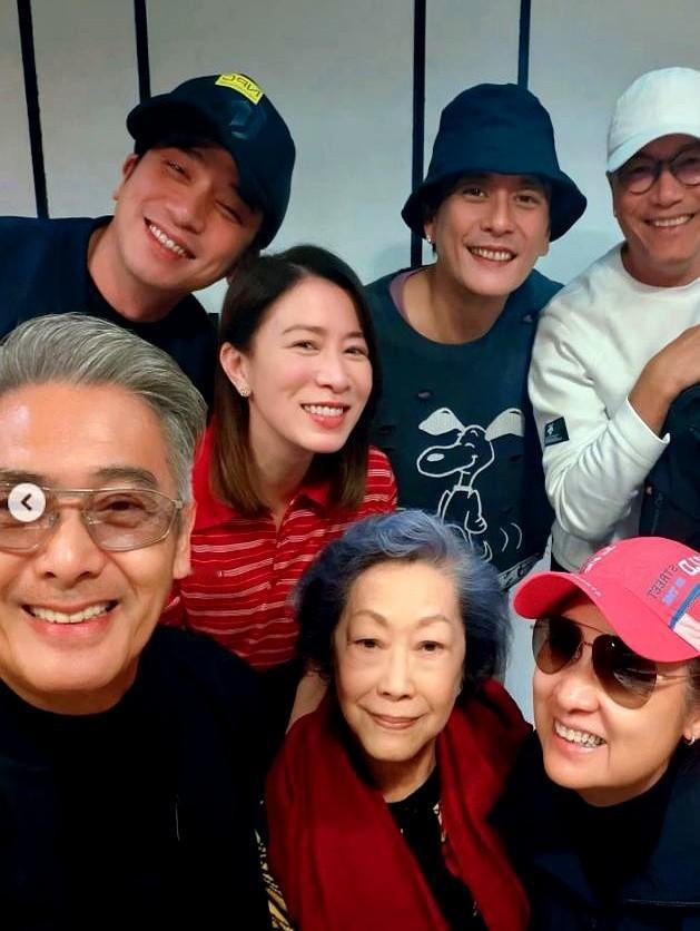 谁能想到，让视后佘诗曼激动到“内心放烟花”的，只是一张自拍。大年初七，她终于