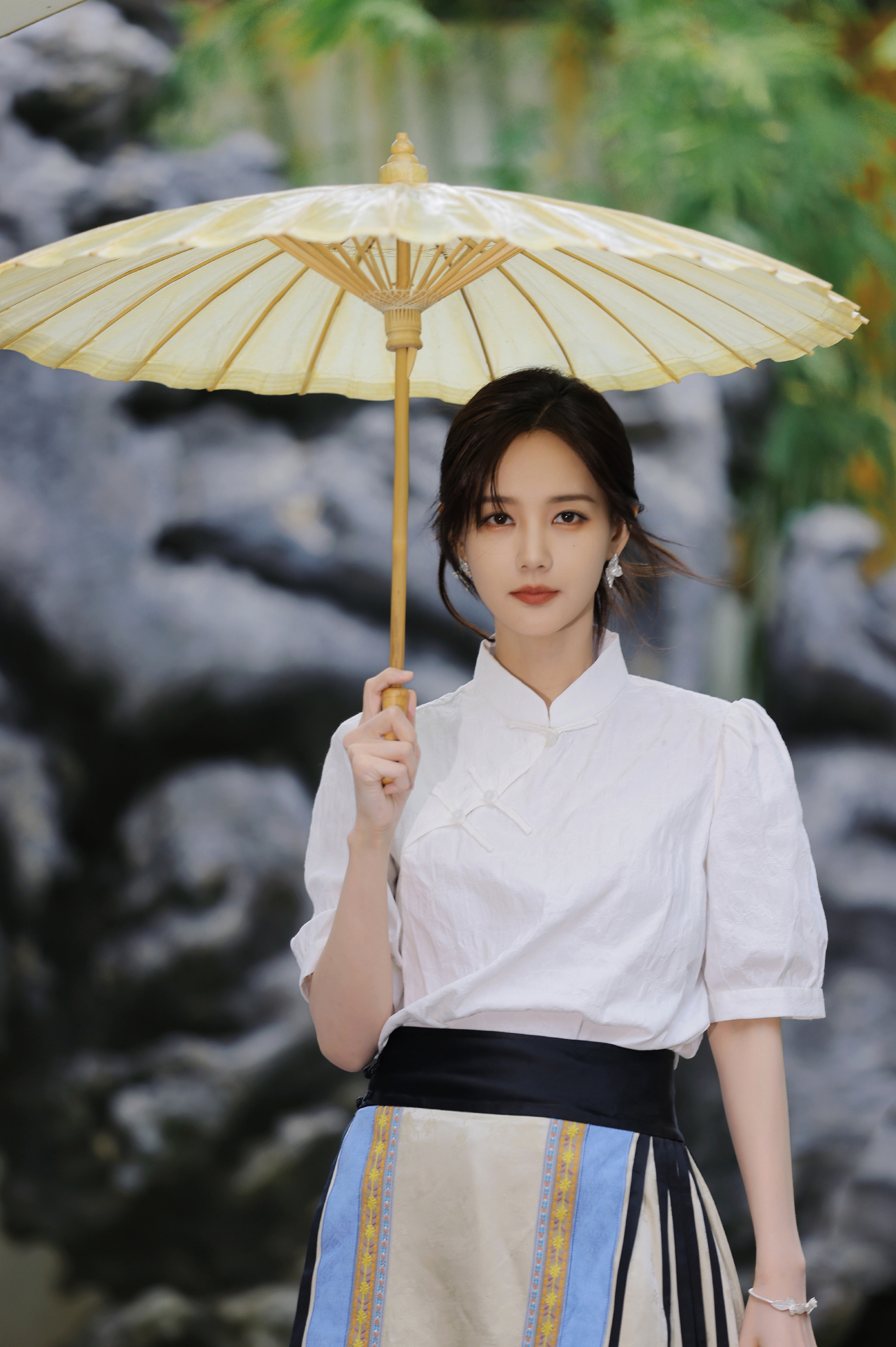 李一桐马面裙，油纸伞下，细看烟雨江南​​​