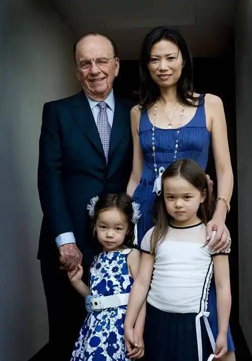 1999年6月，67岁的默多克为了迎娶邓文迪，与第二任妻子安娜离婚。 分得1