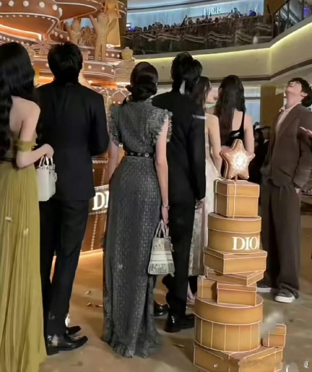 迪丽热巴线下好可怕啊…不仅生图和精修无区别，比例也是好到犯规，怪不得美神降临是形