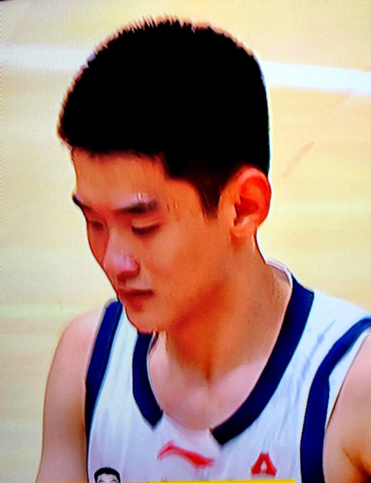 杜锋做了一件所有教练都不敢做的事：在决胜时刻，换上了两个还在读高中的孩子。18