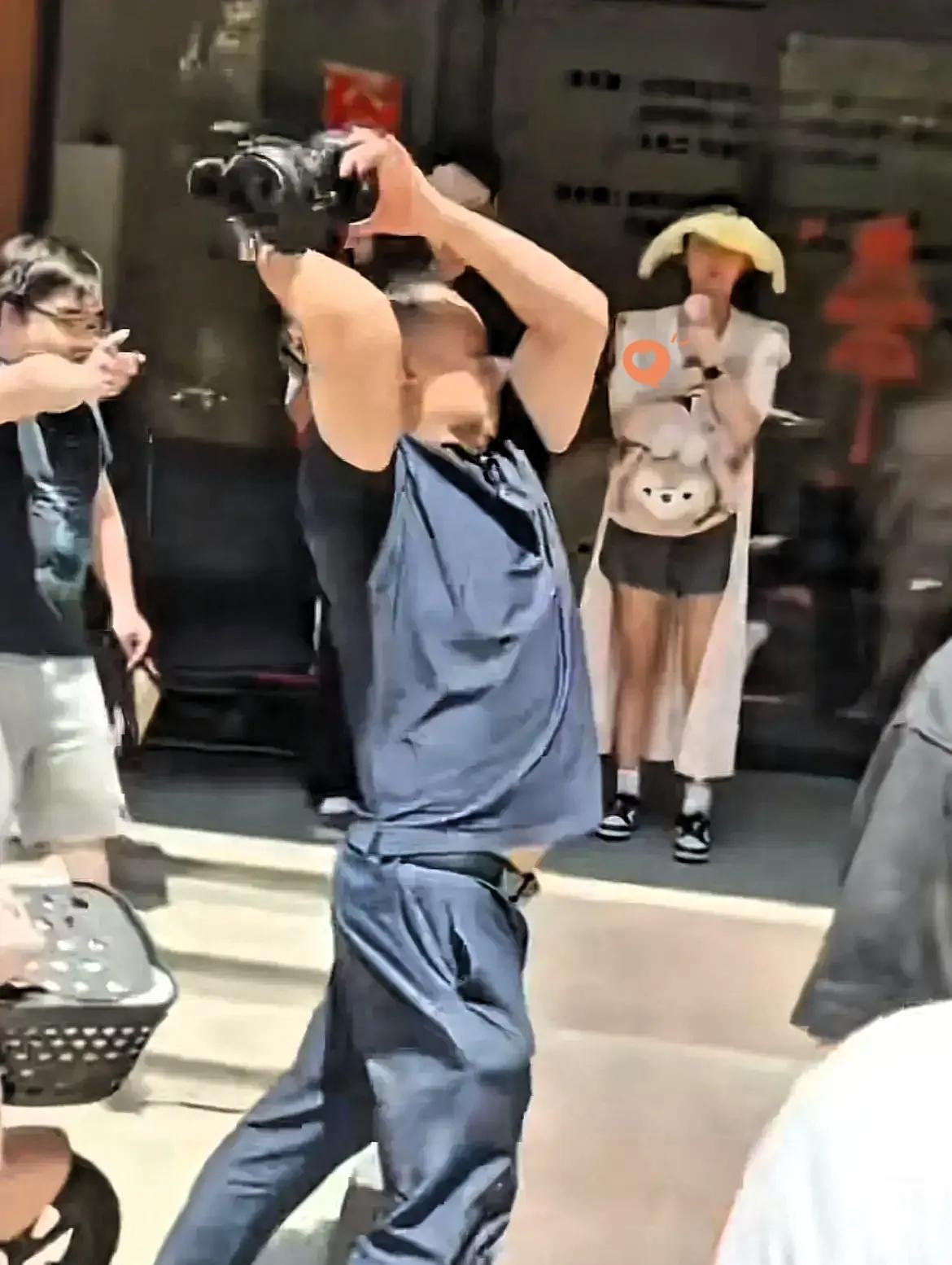怒砸摄像机的老板也是吃了没文化的亏！他可能不知道，20年已经过去了，现在的技