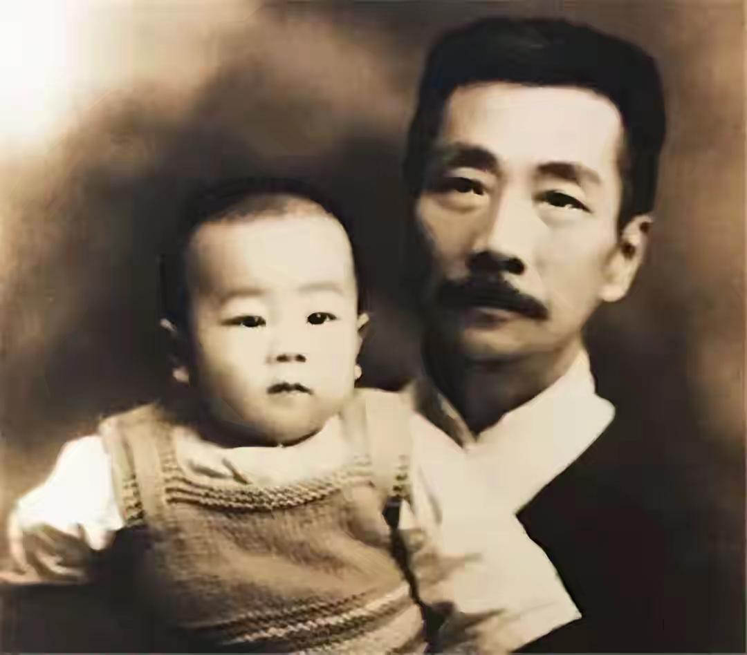 有一次，鲁迅正在吃沙琪玛，儿子走过来说：“爸爸，我也想吃！”谁知，鲁迅竟然拒绝说