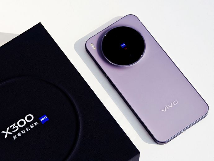 vivoX300小屏旗舰强烈推荐！6.31英寸直屏，冷雕玻璃“奥利奥”镜头超美