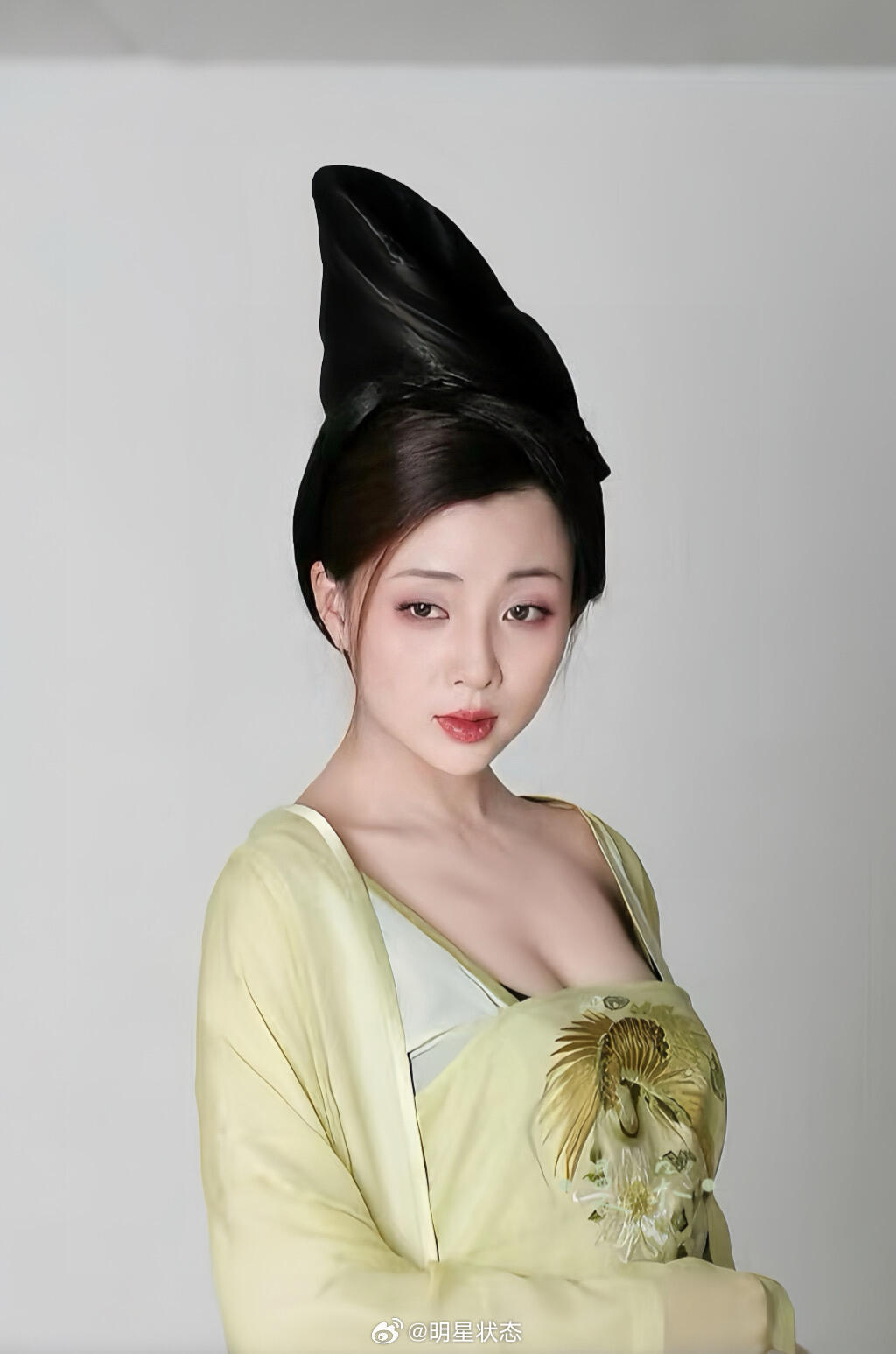 殷桃真人如其名，像颗粉嫩的水蜜桃！​​​