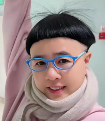 57岁的金龟子亲口承认退休金一个月8900，还已定居青岛。有这稳定的退休金，刘纯