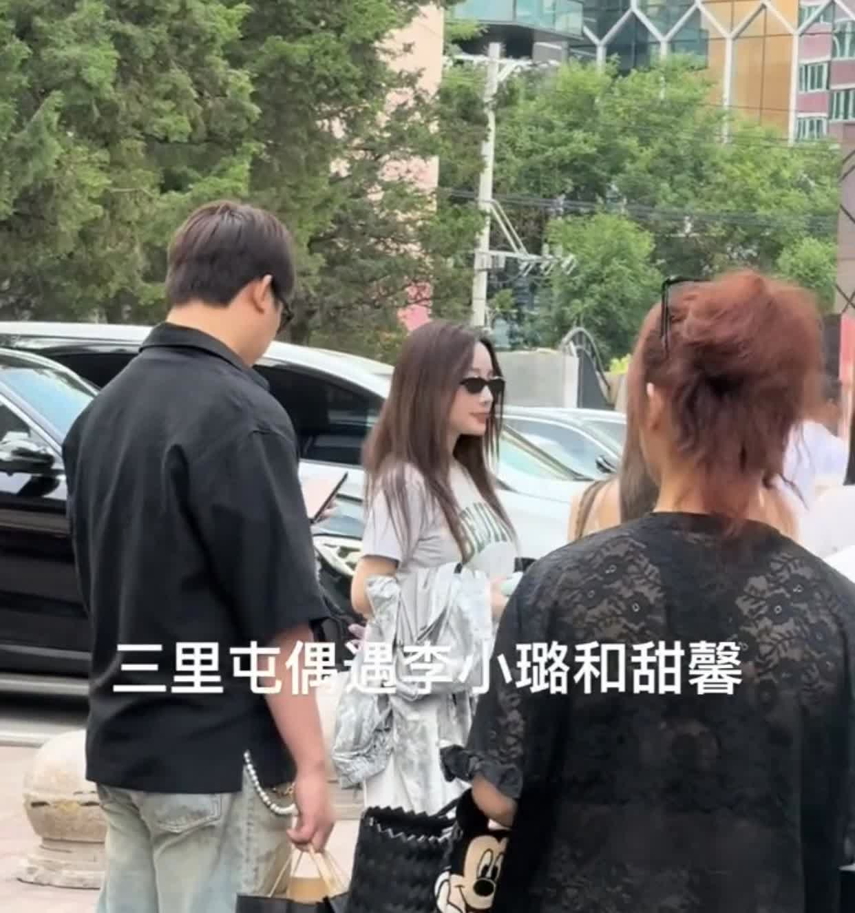 在街上偶遇43岁的演员李小璐带女儿甜馨逛街，母女俩站哪自然大方．甜馨拿杯在喝水
