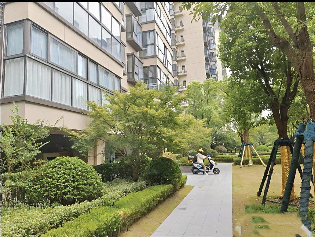 网络段子成了现实!2022年,朋友把2楼的电梯房卖了180多万,准备再贷款改善。