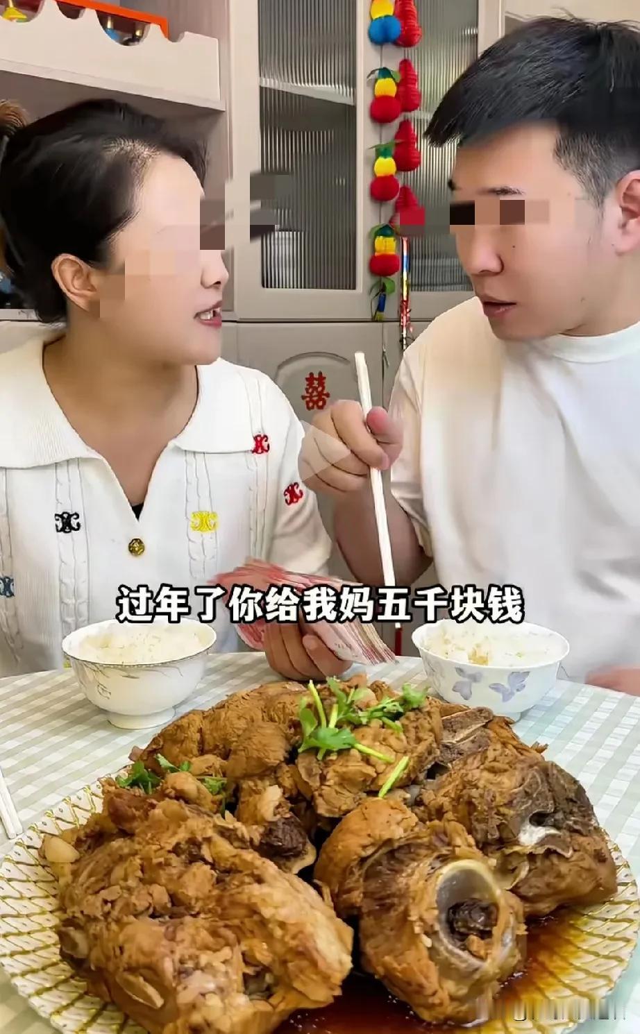 男人娶到这样的媳妇儿，你就偷着乐吧。快过年了，男人拿出1万块钱给媳妇儿说给他妈5