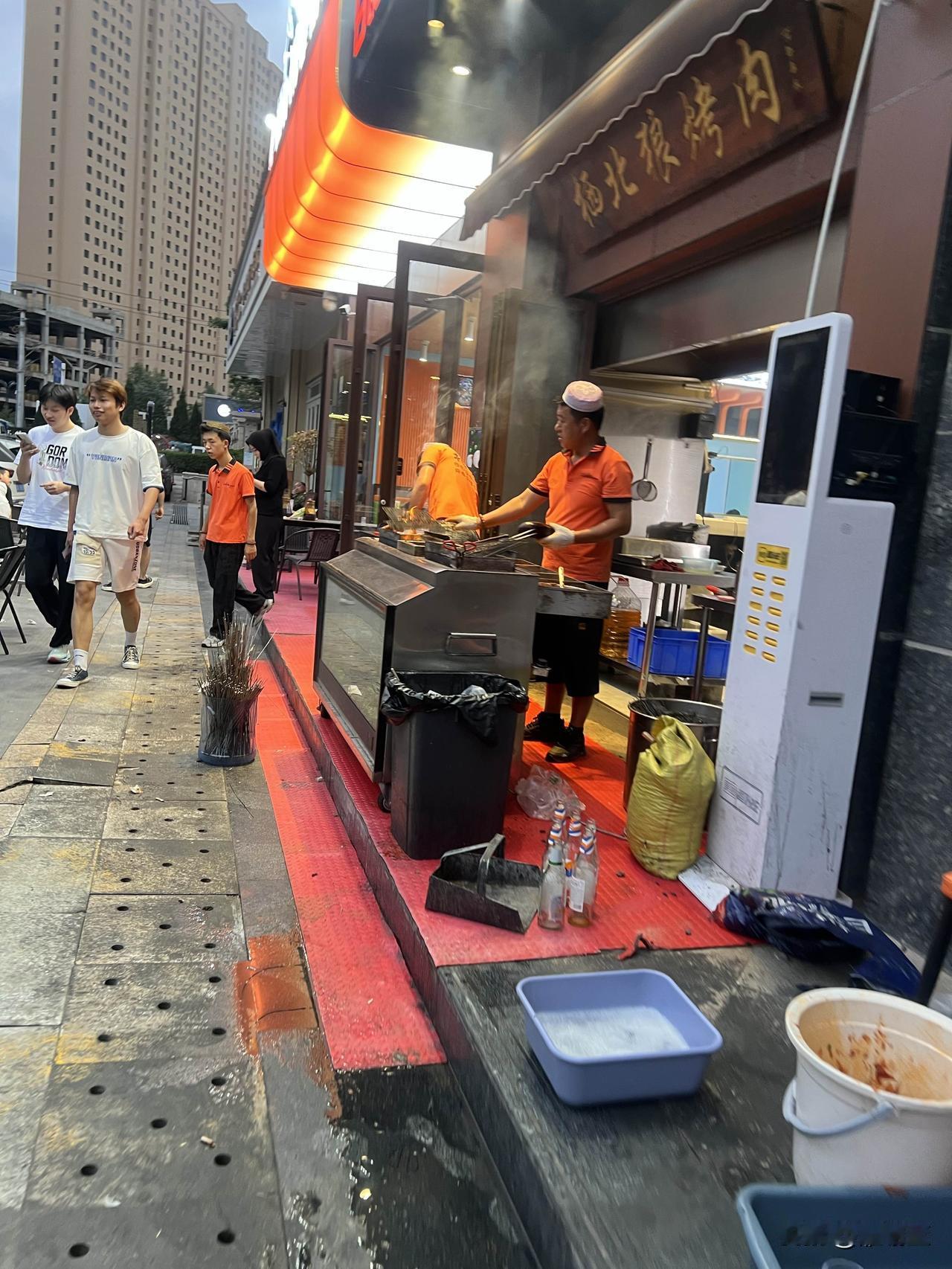 晚上栖北🐺烤肉店带给兰州的烟火气晚上吃完饭去超市逛，发现这家超市旁边开了一