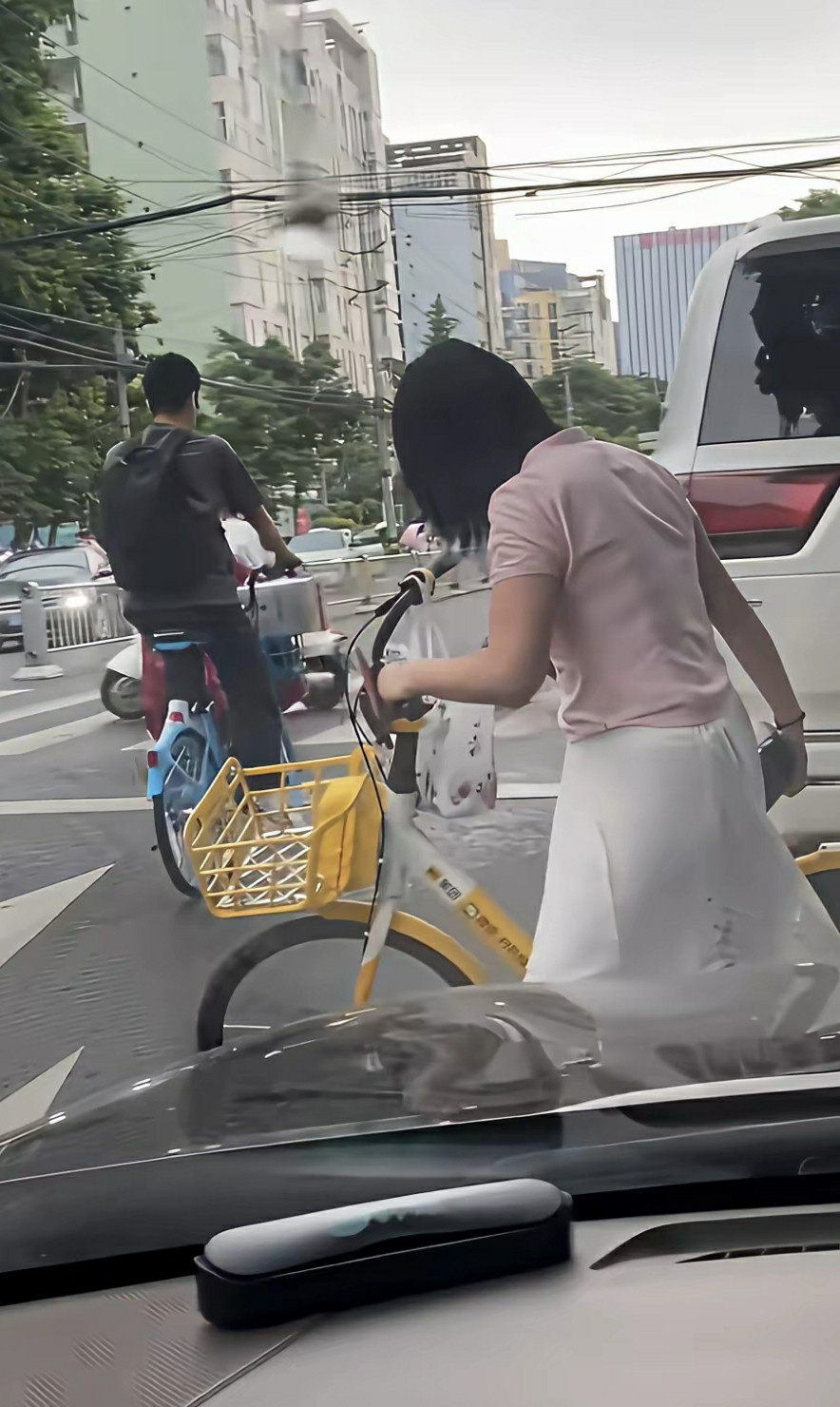 这美女尴尬吧